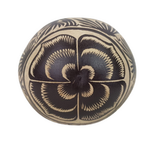 Cargar imagen en el visor de la galería, Esfera navideña de jícara de árbol