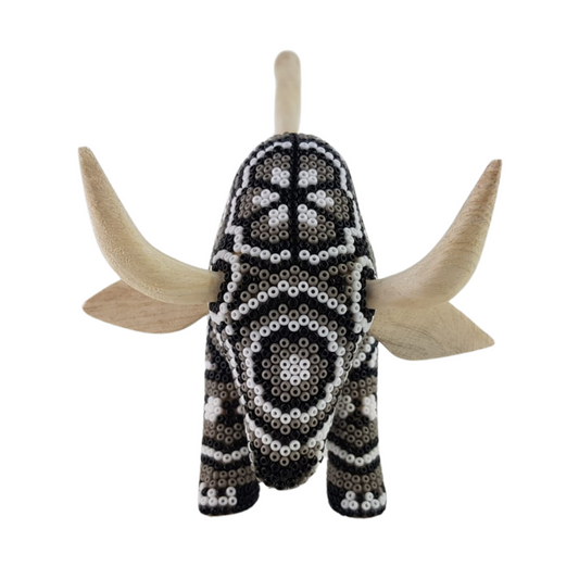 Toro de madera tallada, decorado con arte wixárika