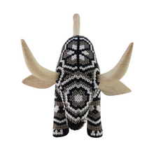 Cargar imagen en el visor de la galería, Toro de madera tallada, decorado con arte wixárika