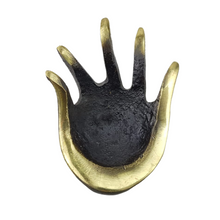 Cargar imagen en el visor de la galería, Cenicero con forma de mano, de cobre fundido