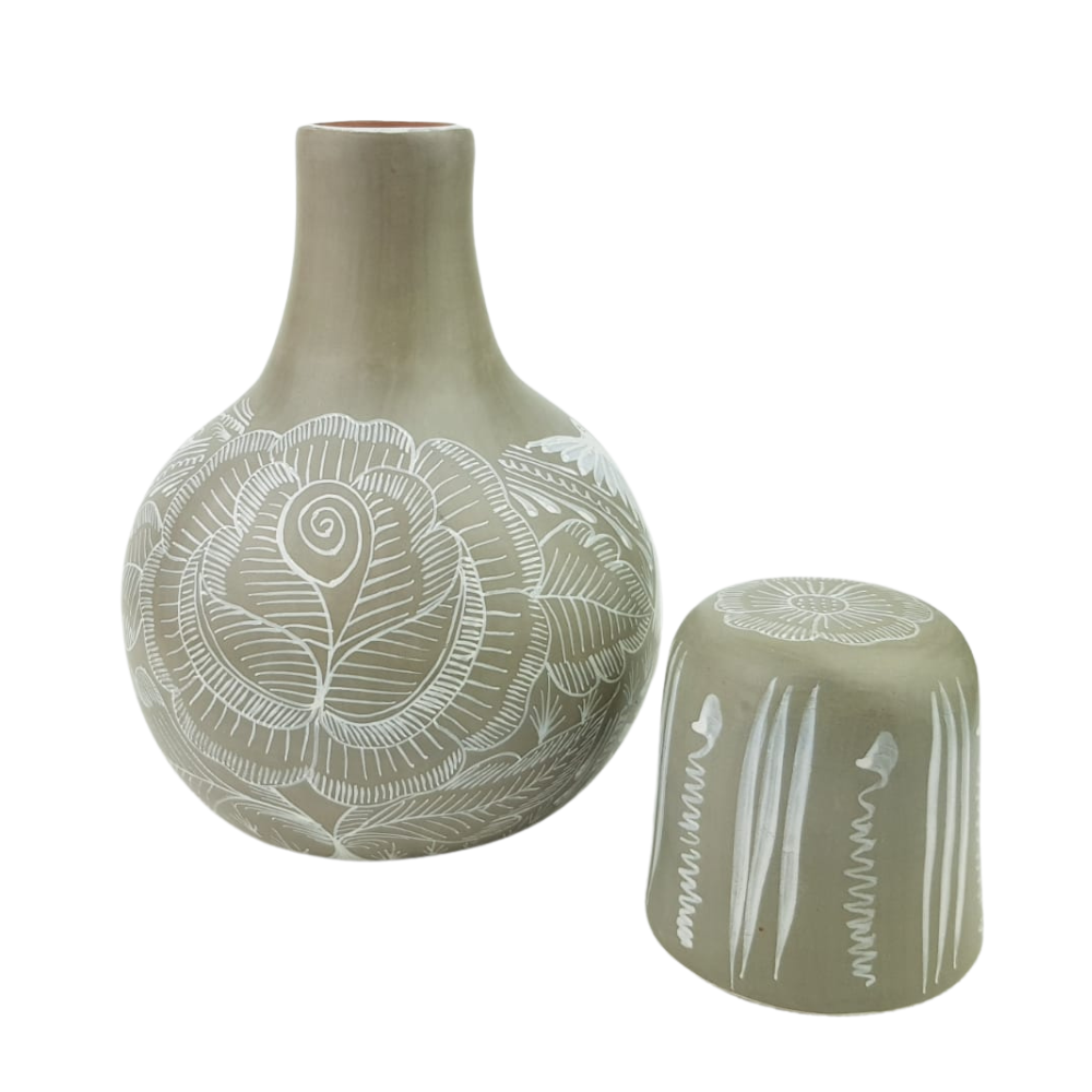 Jarra mini con tapa para agua de barro bruñido decorado con flores y pájaros