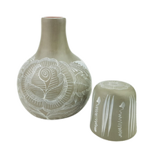 Cargar imagen en el visor de la galería, Jarra mini con tapa para agua de barro bruñido decorado con flores y pájaros