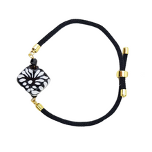 Cargar imagen en el visor de la galería, Pulsera con corazón y cubo negros, de cerámica decorado con técnica talavera
