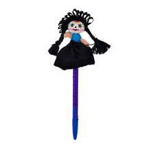 Cargar imagen en el visor de la galería, Pluma con muñequita de trapo otomí Lele catrina
