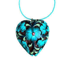 Cargar imagen en el visor de la galería, Dije corazón calado de madera con alto relieve de flores