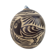 Cargar imagen en el visor de la galería, Esfera navideña de jícara de árbol