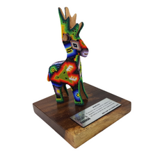 Cargar imagen en el visor de la galería, Reconocimiento con artesanía mexicana. Venado wixárika en trofeo con base de madera y placa metálica personalizada