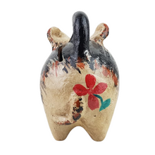 Cargar imagen en el visor de la galería, Alcancía con forma de cerdito bola hecho de barro natural