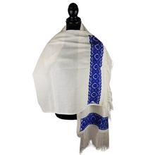 Cargar imagen en el visor de la galería, Rebozo de manta con bordado hilván