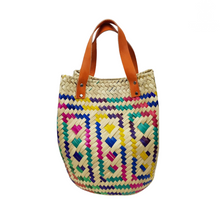 Cargar imagen en el visor de la galería, Bolsa de palma chodiní teñida con tintes naturales tejida a mano y asa de piel