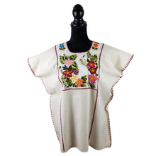 Cargar imagen en el visor de la galería, Blusa Amuzgo de manta con bordados tradicionales