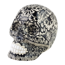 Cargar imagen en el visor de la galería, Cráneo chico de cerámica Servín decorado a mano con mandalas