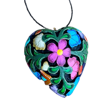Cargar imagen en el visor de la galería, Dije corazón calado de madera con alto relieve de flores