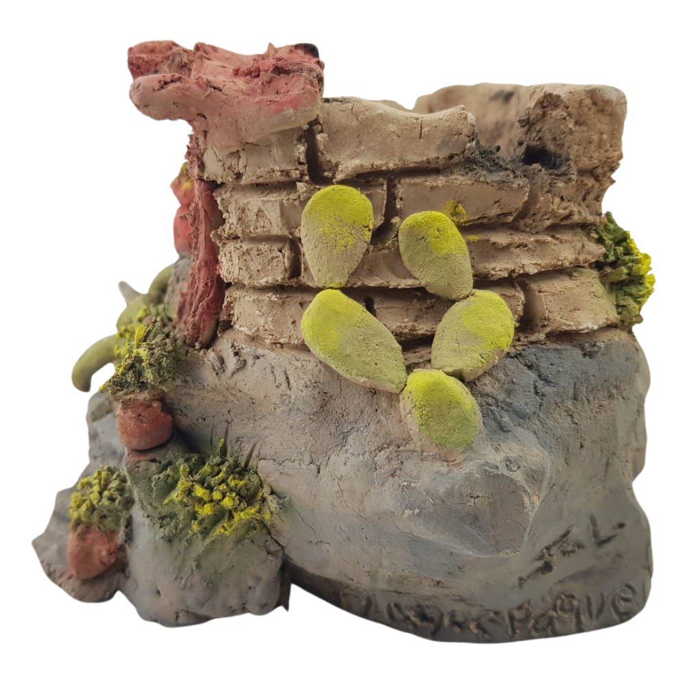 Maceta de barro con forma de casa hecha por Norma Ramírez