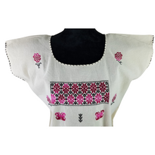 Cargar imagen en el visor de la galería, Blusa corte recto con finos bordados de hilván, decorada con motivos tradicionales de Puebla