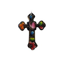 Cargar imagen en el visor de la galería, Relicario corazón o cruz en caja decorado con laca perfilada con mariposas y flores