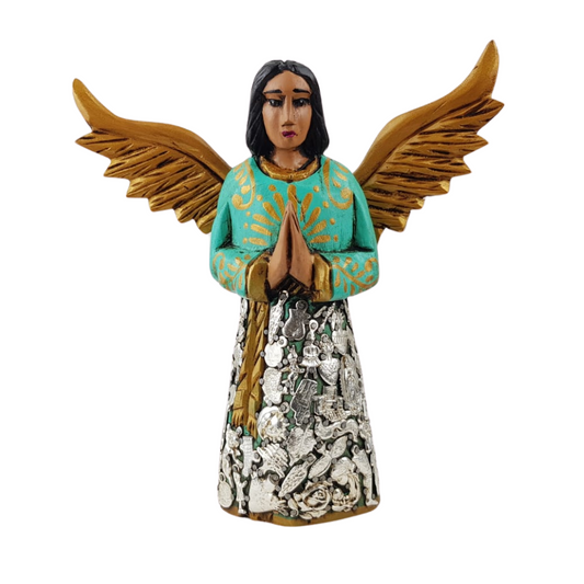 Angelito de pie con alas, tallado en madera y decorado con alas doradas