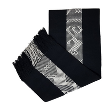 Cargar imagen en el visor de la galería, Camino de mesa de 1.5 m de largo con brocados tradicionales de Santo Tomás Jalieza, Oaxaca