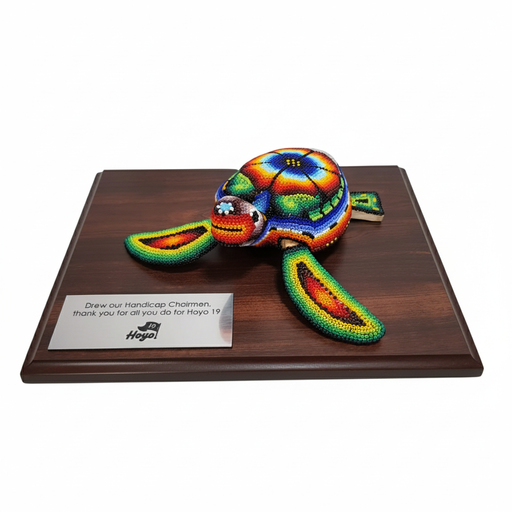 Reconocimiento con artesanía mexicana. Tortuga de madera decorada con arte Wixárica, en trofeo con base de madera y placa metálica personalizada