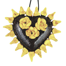 Cargar imagen en el visor de la galería, Dije de barro betus, con forma de corazón milagrito