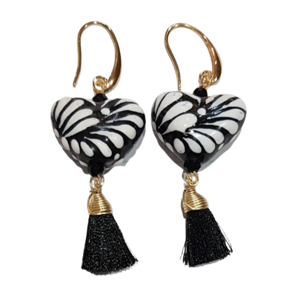 Arete colgante corazón de cerámica, decorado con técnica talavera