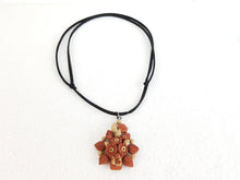 Cargar imagen en el visor de la galería, Dije de barro en técnica filigrana