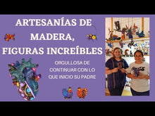 Cargar y reproducir el video en el visor de la galería, Alebrije cráneo mini tallado en madera copal y decorado a mano