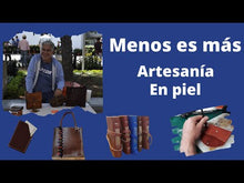 Cargar y reproducir el video en el visor de la galería, Libreta con hojas de papel piedra y forro de piel costurada a mano