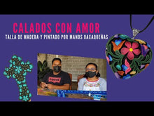 Cargar y reproducir el video en el visor de la galería, Dije corazón calado de madera con alto relieve de flores
