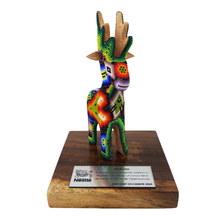 Cargar imagen en el visor de la galería, Reconocimiento con artesanía mexicana. Venado wixárika en trofeo con base de madera y placa metálica personalizada