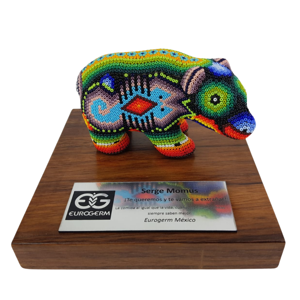 Reconocimiento con artesanía mexicana. Oso, figura wixárika en trofeo con base de madera y placa metálica personalizada