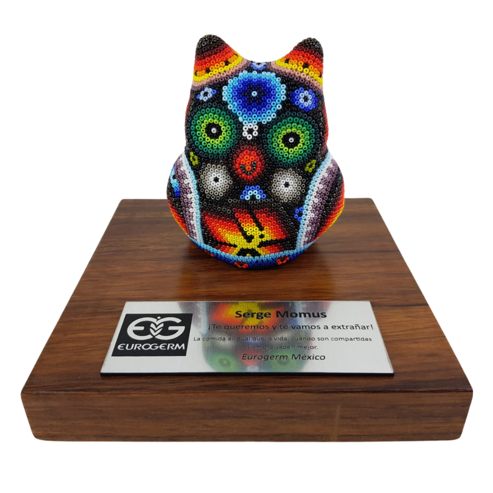 Reconocimiento con artesanía mexicana. Búho, figura wixárika en trofeo con base de madera y placa metálica personalizada