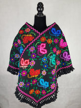 Cargar imagen en el visor de la galería, Quexquémetl, capita mediana de acrilán con bordado en punto de cruz o puntada antigua