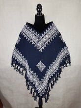 Cargar imagen en el visor de la galería, Quexquémetl, capita mediana de acrilán con bordado en punto de cruz o puntada antigua