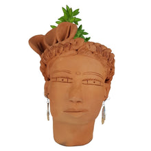 Cargar imagen en el visor de la galería, Arete de jícara decorado con laca perfilada con mariposas y flores