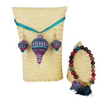 Cargar imagen en el visor de la galería, Juego de joyería de trompo, dije, aretes y pulsera de madera tallados y decorados a mano