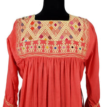 Cargar imagen en el visor de la galería, Vestido fresco de manta ligera, decorado al pecho con textil de San Andrés Larrainzar y manga 3/4