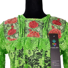 Cargar imagen en el visor de la galería, Blusa Quialana chica y mediana de encaje con bordado en cuello