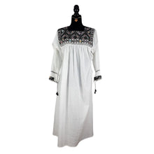 Cargar imagen en el visor de la galería, Vestido fresco de manta ligera, decorado al pecho con textil de San Andrés Larrainzar y manga 3/4
