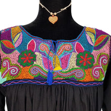 Cargar imagen en el visor de la galería, Blusa Aguacatenango con bordado de nudito, hecha en Chiapas