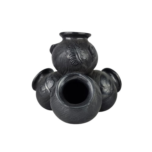 Torre de ollas de barro negro