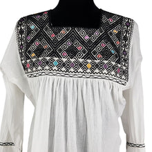 Cargar imagen en el visor de la galería, Vestido fresco de manta ligera, decorado al pecho con textil de San Andrés Larrainzar y manga 3/4