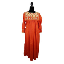 Cargar imagen en el visor de la galería, Vestido fresco de manta ligera, decorado al pecho con textil de San Andrés Larrainzar y manga 3/4