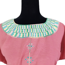 Cargar imagen en el visor de la galería, Blusa bordada Tzotzil Maya tradicional de Santa Martha Chiapas color rosa con detalles en tonos pastel en cuello y mangas