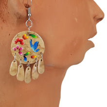 Cargar imagen en el visor de la galería, Arete de jícara decorado con laca perfilada con mariposas y flores