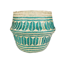 Cargar imagen en el visor de la galería, Cubre maceta de palma teñida y tejida a mano