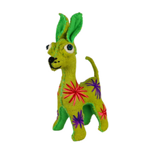 Cargar imagen en el visor de la galería, Animalito de lana, peluche perro chihuahua artesanal bordado a mano en Chiapas