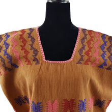 Cargar imagen en el visor de la galería, Huipil Ricarda, textil mixteco de telar decorado con brocados, teñido con tintes naturales