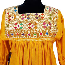 Cargar imagen en el visor de la galería, Vestido fresco de manta ligera, decorado al pecho con textil de San Andrés Larrainzar y manga 3/4