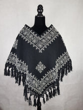 Cargar imagen en el visor de la galería, Quexquémetl, capita mediana de acrilán con bordado en punto de cruz o puntada antigua